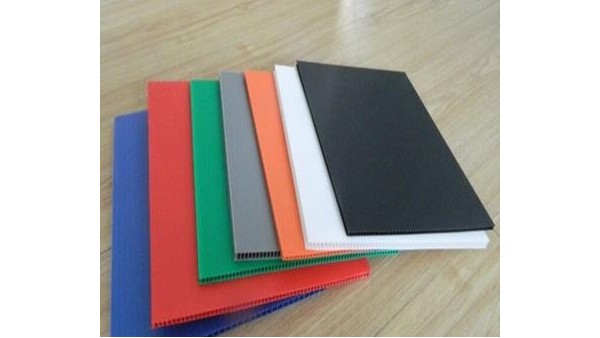 中空板周轉(zhuǎn)箱為什么會(huì)顏色不均勻